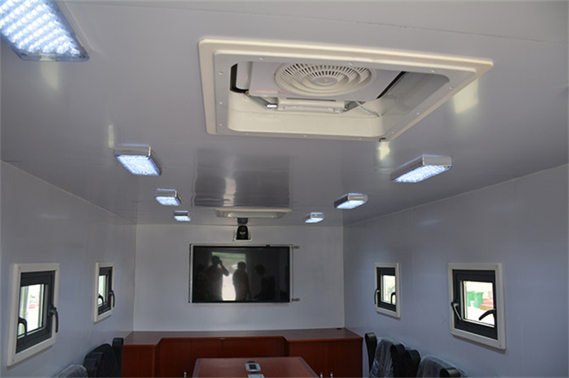 東風六驅越野指揮車