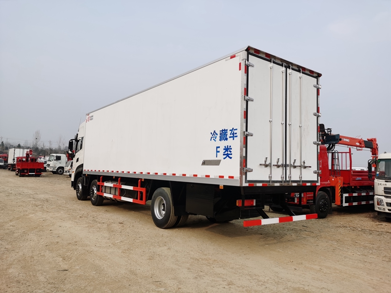 東風(fēng)天龍KL小三軸冷藏車(chē) 東風(fēng)天龍KL小三軸冷藏車(chē)