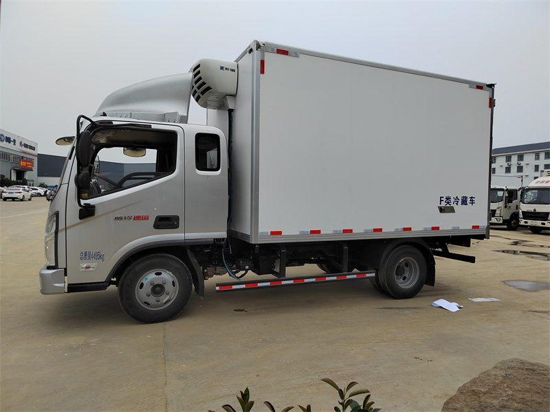 國(guó)六 福田奧鈴4.2米排半冷藏車(chē) 國(guó)六 福田奧鈴4.2米排半冷藏車(chē)