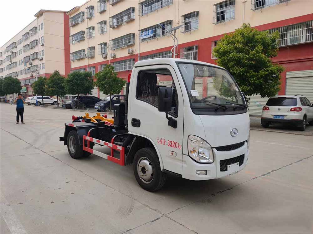 國(guó)六3方 藍(lán)牌躍進(jìn) 勾臂垃圾車(chē) 國(guó)六3方 藍(lán)牌躍進(jìn) 勾臂垃圾車(chē)